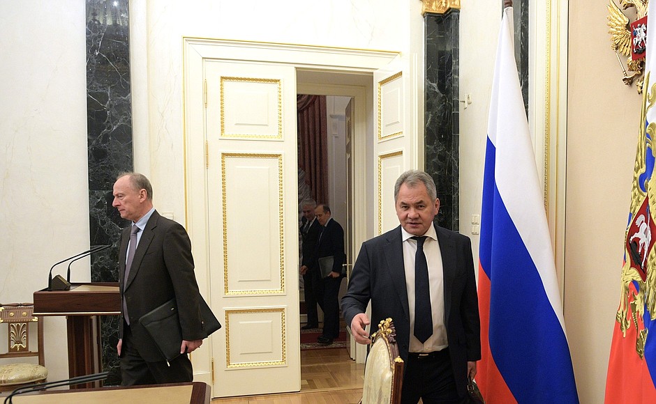Секретарь Совета Безопасности Николай Патрушев (слева) и Министр обороны Сергей Шойгу перед началом совещания с постоянными членами Совета Безопасности.