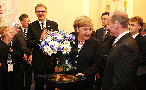 САММИТ «ГРУППЫ ВОСЬМИ». Владимир Путин поздравил Канцлера Германии Ангелу Меркель с днем рождения.