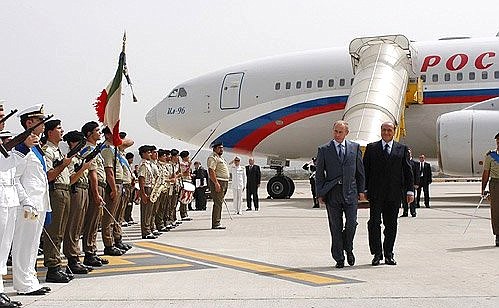 С Председателем Совета министров Италии Сильвио Берлускони во время церемонии встречи в аэропорту Олбии.