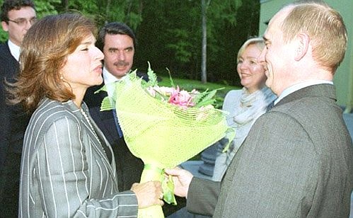 Vladimir and Lyudmila Putin having an informal meeting with Spanish Prime Minister Jose Maria Aznar and wife Ana Botella.