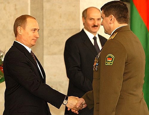 President Putin awarding the Medal for Distinguished Service in Defence of the State Frontier to Anatoly Chirak, foreign relations aide to the Chairman of the State Committee of Belarusian Frontier Troops.