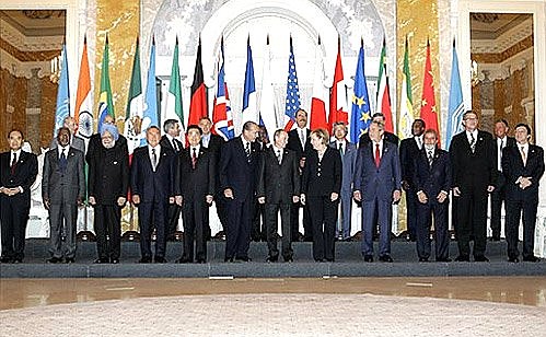 Официальное фотографирование глав государств и правительств «Группы восьми» и приглашенных на саммит лидеров стран и руководителей международных организаций.