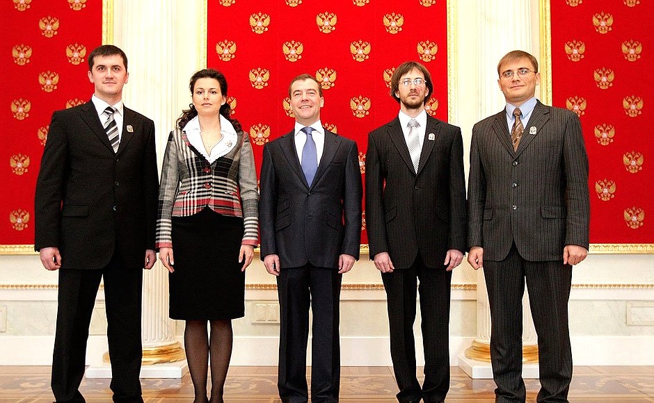 С лауреатами премий Президента Российской Федерации в области науки и инноваций для молодых учёных за 2009 год.