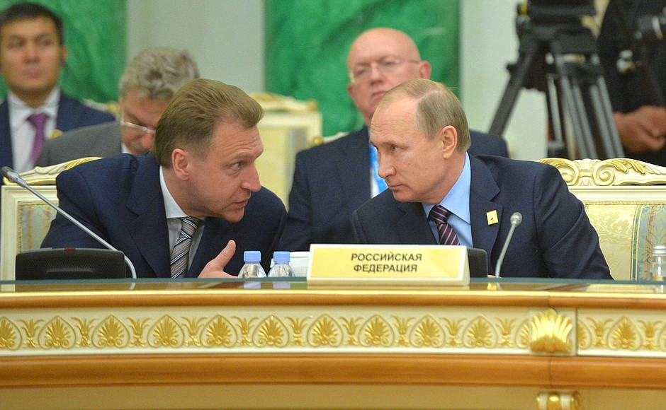 С Первым заместителем Председателя Правительства Игорем Шуваловым на заседании Высшего Евразийского экономического совета в расширенном составе.