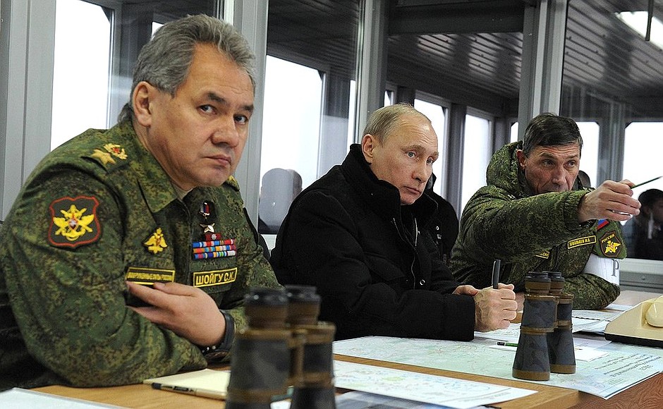 Observing Western and Central Military District forces exercises. With Defence Minister Sergei Shoigu (left) and Head of General Staff Combat Training Directorate Ivan Buvaltsev.