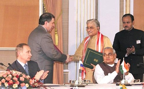 С Премьер-министром Индии Аталом Бихари Ваджпаи во время церемонии подписания совместных документов.