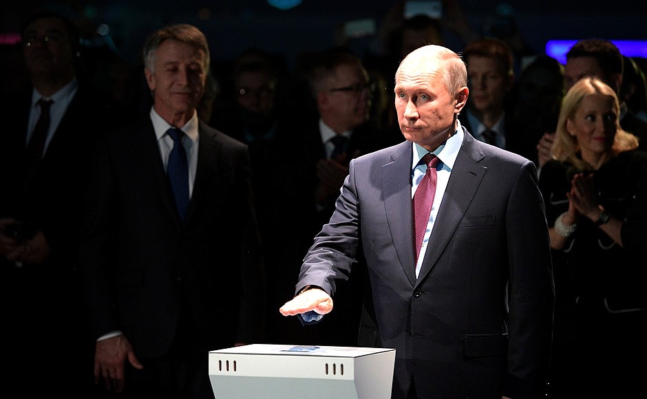 Vladimir Putin launched the loading of the first gas tanker at the Yamal LNG plant.