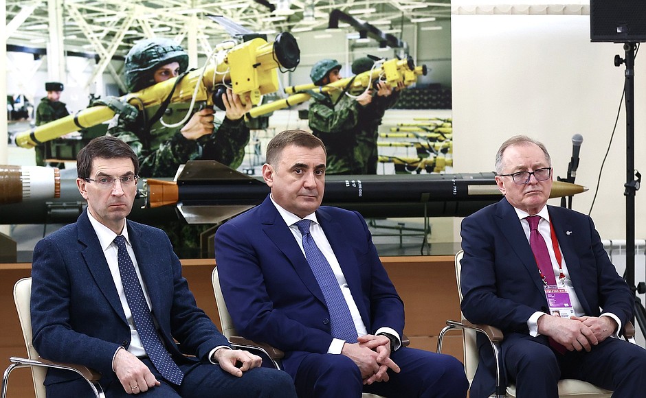 At the meeting with activists participating in the Everything for Victory! forum. From left: Presidential Plenipotentiary Envoy to the Central Federal District Igor Shchegolev, Tula Region Governor Alexei Dyumin and Tulatochmash CEO Vladimir Filippov.