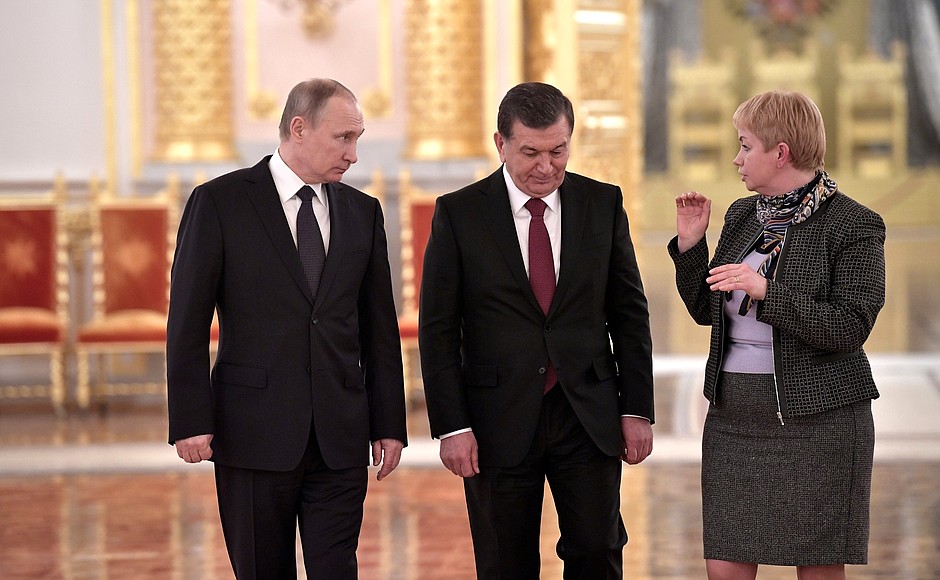 С Президентом Узбекистана Шавкатом Мирзиёевым во время экскурсии по Большому Кремлёвскому дворцу.