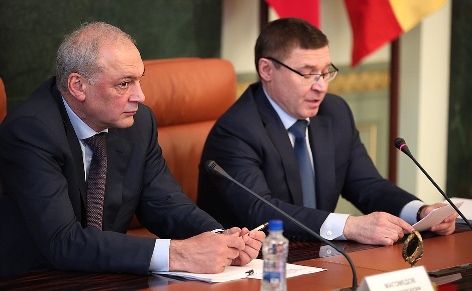 Deputy Chief of Staff of the Presidential Executive Office Magomedsalam Magomedov (left) and Presidential Plenipotentiary Envoy to the Urals Federal District Vladimir Yakushev at a seminar-conference on implementing the State Ethnic Policy Strategy until 2025.