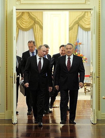 Перед началом российско-казахстанских переговоров. С Президентом Казахстана Нурсултаном Назарбаевым.