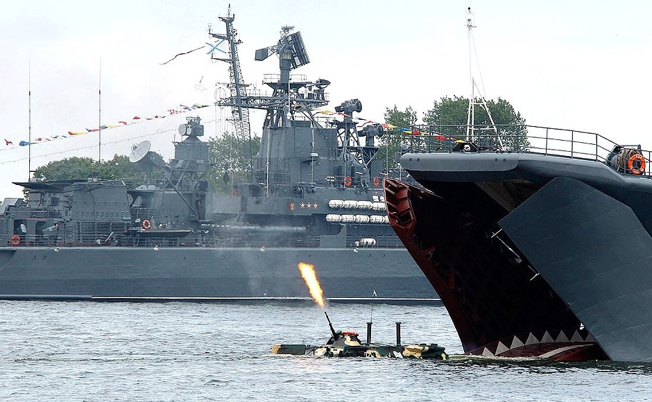 Парад боевых кораблей в честь Дня Военно-Морского Флота.