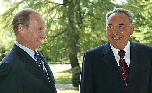 Перед началом переговоров с Президентом Казахстана Нурсултаном Назарбаевым.
