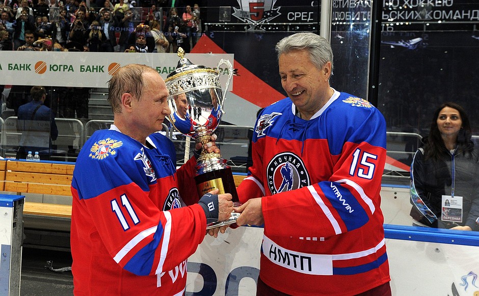 Президент Ночной хоккейной лиги Александр Якушев вручил Владимиру Путину кубок победителя гала-матча турнира НХЛ.