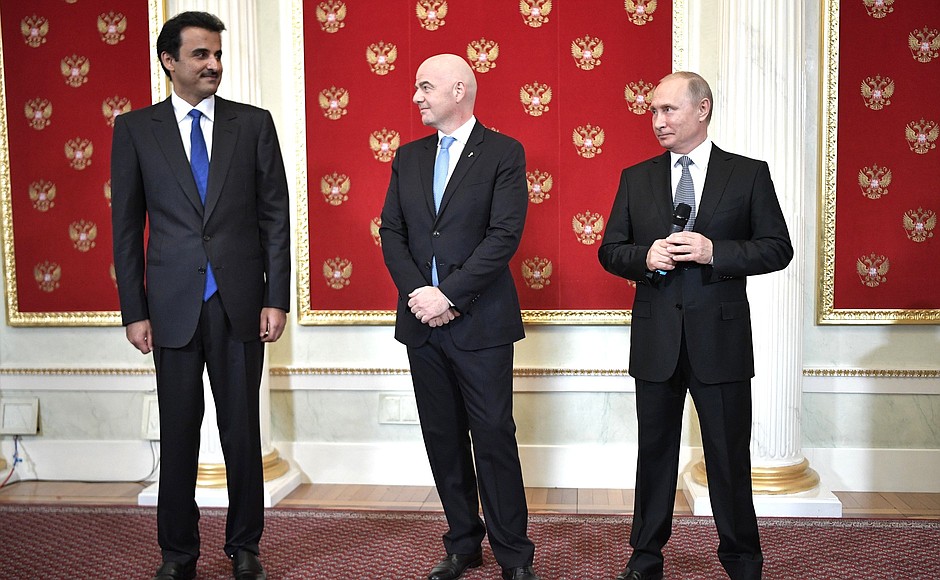 С Эмиром Катара Тамимом Бен Хамадом Аль Тани (слева) и президентом ФИФА Джанни Инфантино на церемонии передачи Катару полномочий по проведению чемпионата мира по футболу в 2022-м году.