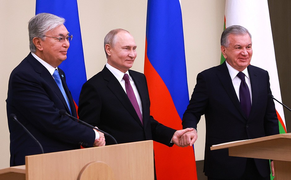 With President of Kazakhstan Kassym-Jomart Tokayev, left, and President of Uzbekistan Shavkat Mirziyoyev during the launch of Russian gas supplies to Uzbekistan via Kazakhstan.
