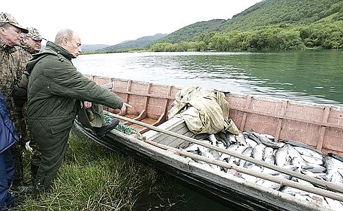Во время посещения рыбацкой заимки на реке Паратунка.