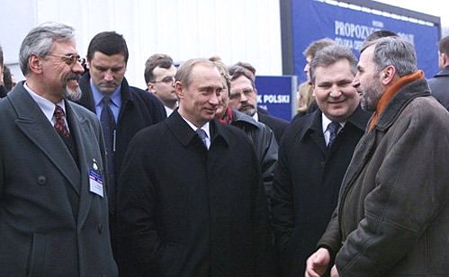 President Putin with Polish President Alexander Kwasniewski (second from right) visiting the Polish Proposals for Russia exhibition.
