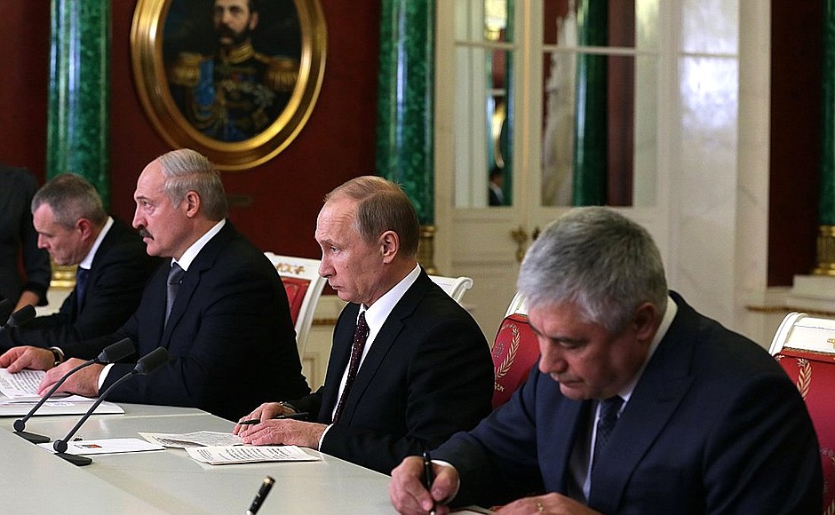 В присутствии президентов России и Белоруссии по итогам заседания Высшего Госсовета Союзного государства подписан пакет документов.