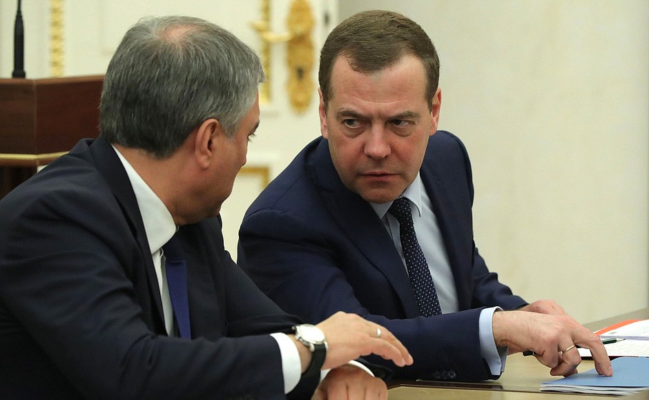 Председатель Правительства Дмитрий Медведев (справа) и Председатель Государственной Думы Вячеслав Володин перед началом совещания с постоянными членами Совета Безопасности.