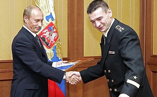Командир АПЛ «Екатеринбург» Сергей Рачук передал Президенту флаг подводной лодки, который был поднят на Северном полюсе.