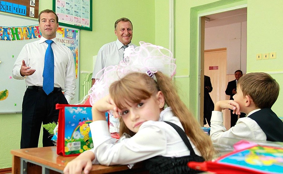 During a visit to general education school No. 19 in the village of Verkhnerusskoye, Dmitry Medvedev took part in a first form lesson.