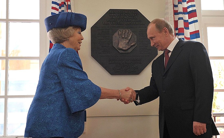 Владимир Путин и Королева Нидерландов Беатрикс открыли памятную доску в честь официального старта Года России в Нидерландах и Года Нидерландов в России.
