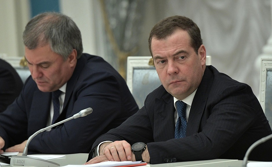 Председатель Правительства Дмитрий Медведев и Председатель Государственной Думы Вячеслав Володин (слева) на заседании Совета по стратегическому развитию и нацпроектам.