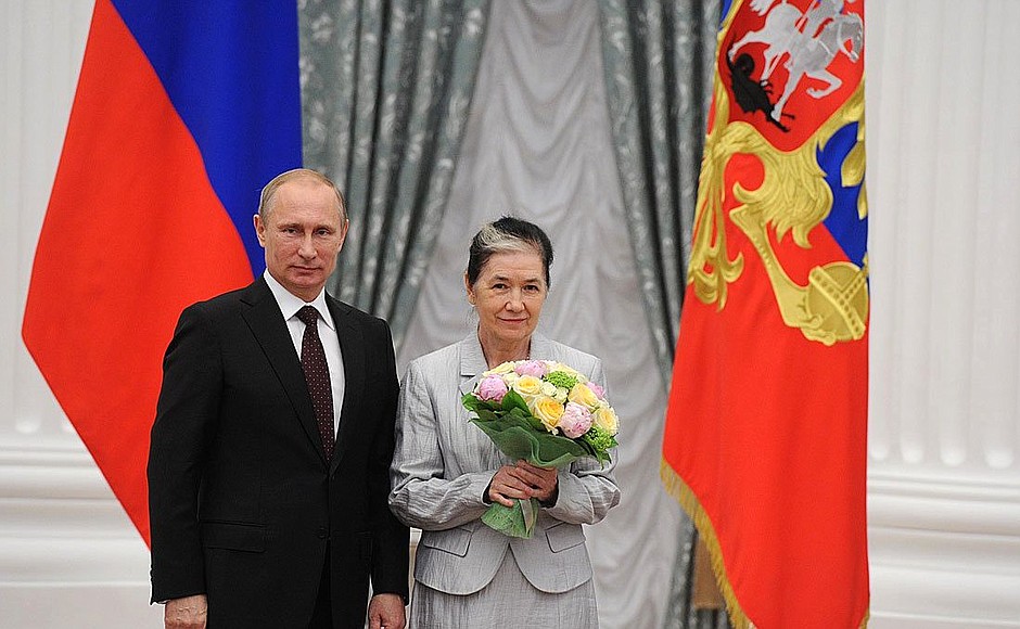 Presenting Russian Federation state decorations. The Order of Honour is awarded to Chairperson of the State Duma Committee for Housing Policy and Public Utilities Galina Khovanskaya.
