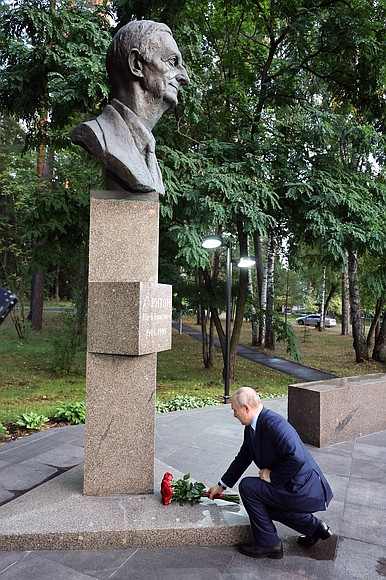 Prior to meeting with young researchers from the Russian Federal Nuclear Centre – All-Russian Scientific Research Institute of Experimental Physics, President Vladimir Putin laid flowers at the monument to Yury Khariton, a physicist and the centre’s first scientific director.