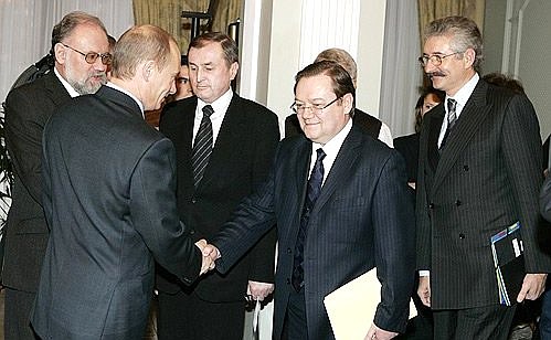 Перед началом встречи с Председателем Центральной избирательной комиссии Владимиром Чуровым (слева на втором плане) и руководителями избиркомов ряда регионов.