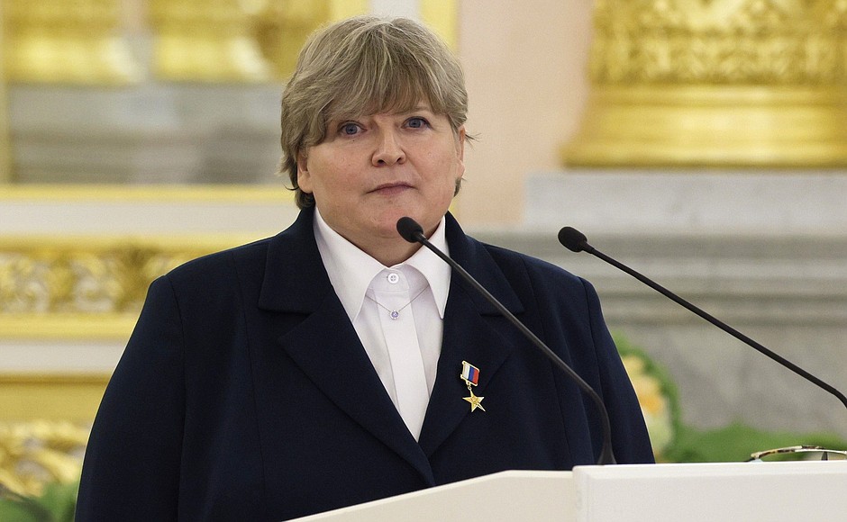 Ceremony to mark the 100th anniversary of the State Sanitary and Epidemiological Service. The President awards the gold medal of Hero of Labour of the Russian Federation to Irina Koval, virologist at the Centre for Hygiene and Epidemiology in the Kaliningrad Region.