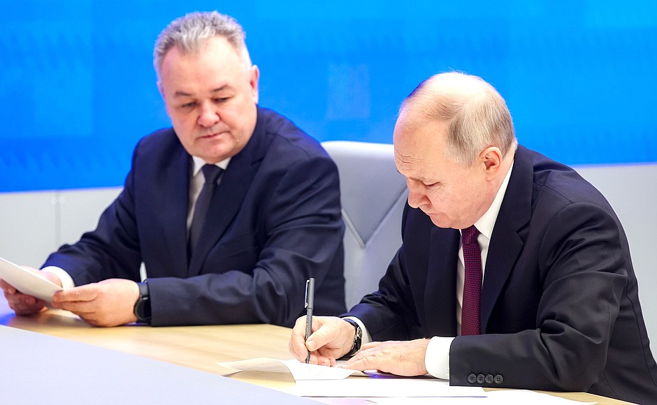 Владимир Путин подал документы на выдвижение кандидата на должность Президента Российской Федерации.