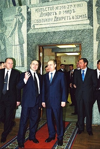 President Putin with editor-in-chief Mikhail Kozhokin (centre) in the offices of the newspaper Izvestia.