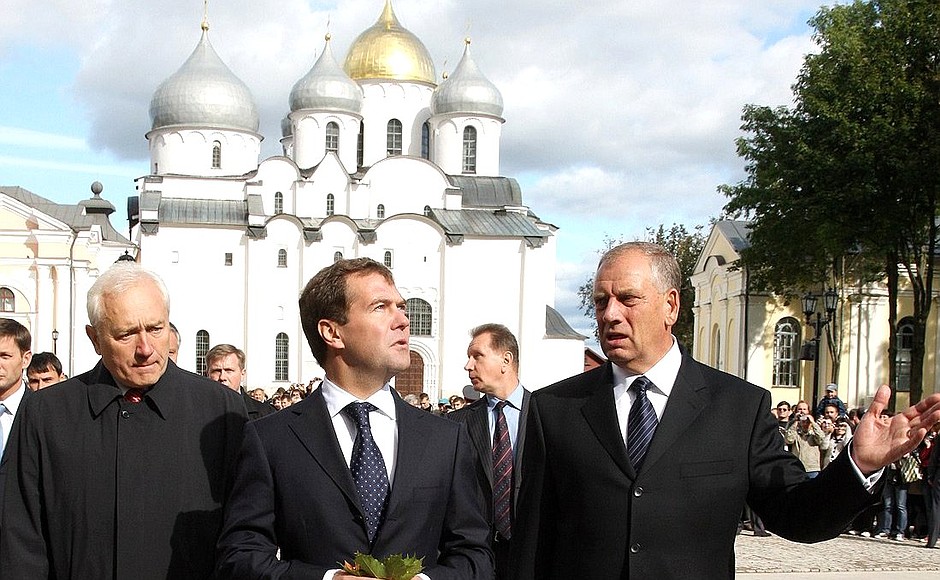 С губернатор Новгородской области Сергеем Митиным (справа) во время прогулки на территории Софийского собора.