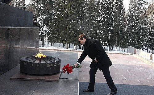 Laying flowers at the Monument to Combat and Labour Glory.