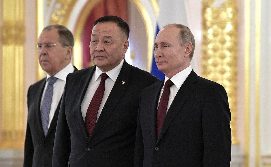 Dulamsuren Davaa (Mongolia) presents his letter of credence to Vladimir Putin.
