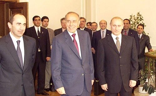 From left to right, President Vladimir Putin with Armenian President Robert Kocharian, Azerbaijani President Heidar Aliyev and Georgian President Eduard Shevardnadze.