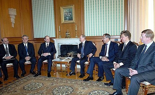 Russian-Armenian talks in enlarged format.