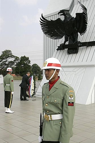 Церемония возложения венка к монументу национальным героям Индонезии.