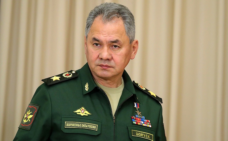 Исполняющий обязанности Министра обороны Сергей Шойгу перед началом совещания с руководством Министерства обороны.