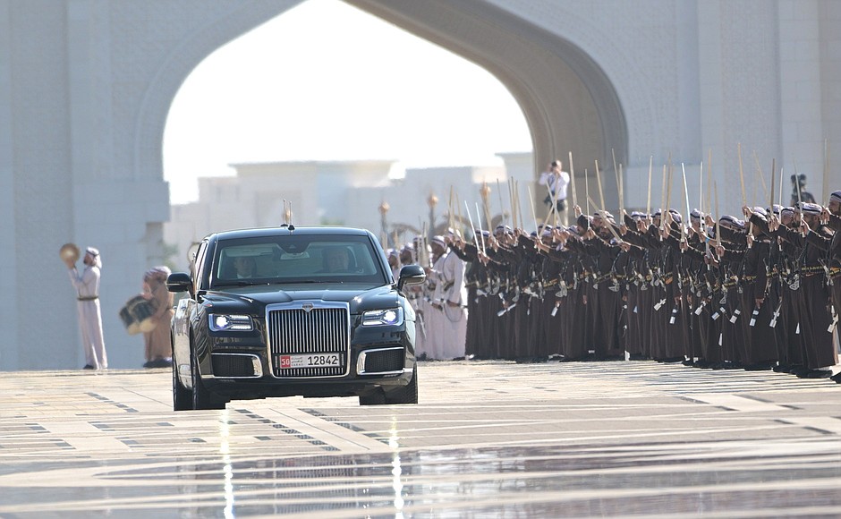 Official welcoming ceremony for Vladimir Putin in the United Arab Emirates.
