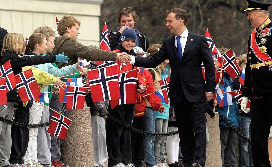 Во время официальной церемонии встречи Президента России. Справа – Король Норвегии Харальд V.
