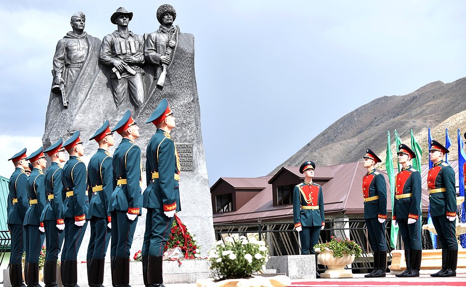 Vladimir Putin lays flowers at the monument to Botlikh District residents who lost their lives in the Great Patriotic War, the war in Afghanistan and fighting in Daghestan in August-September 1999.