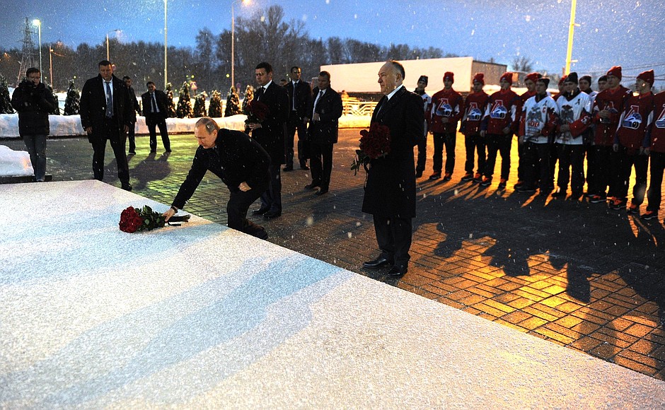 Церемония возложения цветов к мемориалу «Хоккейное братство».