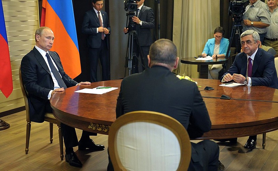 Встреча с Президентом Азербайджана Ильхамом Алиевым и Президентом Армении Сержем Саргсяном (справа).