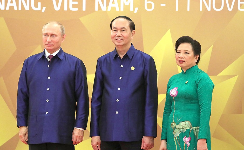Photo ceremony of APEC economic leaders. With President of Vietnam Tran Dai Quang and his wife, Nguyen Thi Hien.