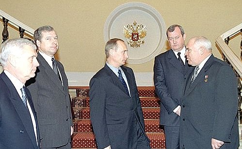 President Putin with presidential envoys to the federal districts (left to right): Leonid Drachevsky (Siberian District), Viktor Cherkesov (North-Western District), Konstantin Pulikovsky (Far Eastern District) and Viktor Kazantsev (North Caucasian District).