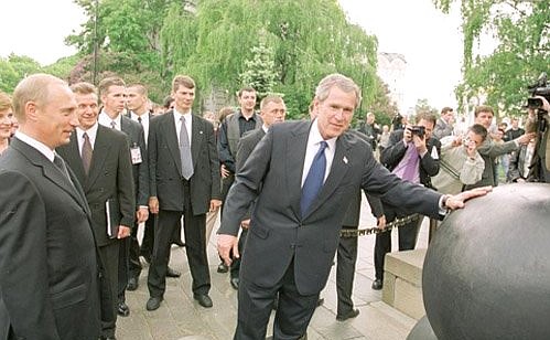 President Putin and US President George Bush during a walk around the Kremlin. Looking at the Tsar-Cannon.