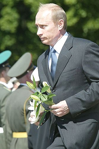 President Putin laying flowers at the Memorial to 1,200 Guards.